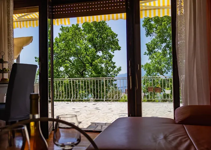 Sea View With King Bed, 150mbps Wifi And Patio Swing