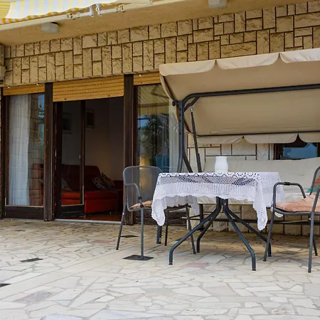 Apartment Sea View With King Bed, 150mbps Wifi And Patio Swing