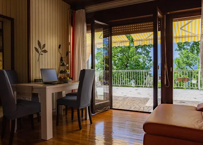 アパート Sea View With King Bed, 150mbps Wifi And Patio Swing カスタヴ